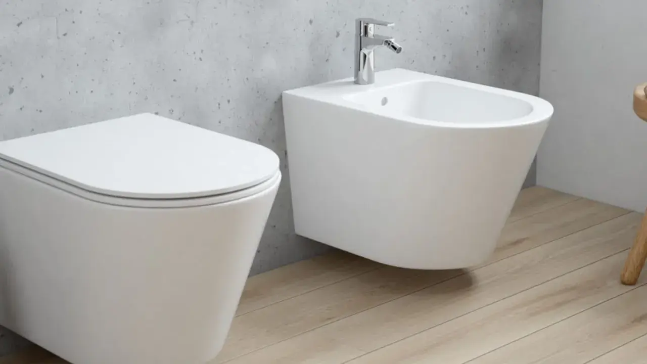 Nowoczesna łazienka z wiszącą miską WC i bidetem. Dowiedz się, bidet co to i jak go używać.