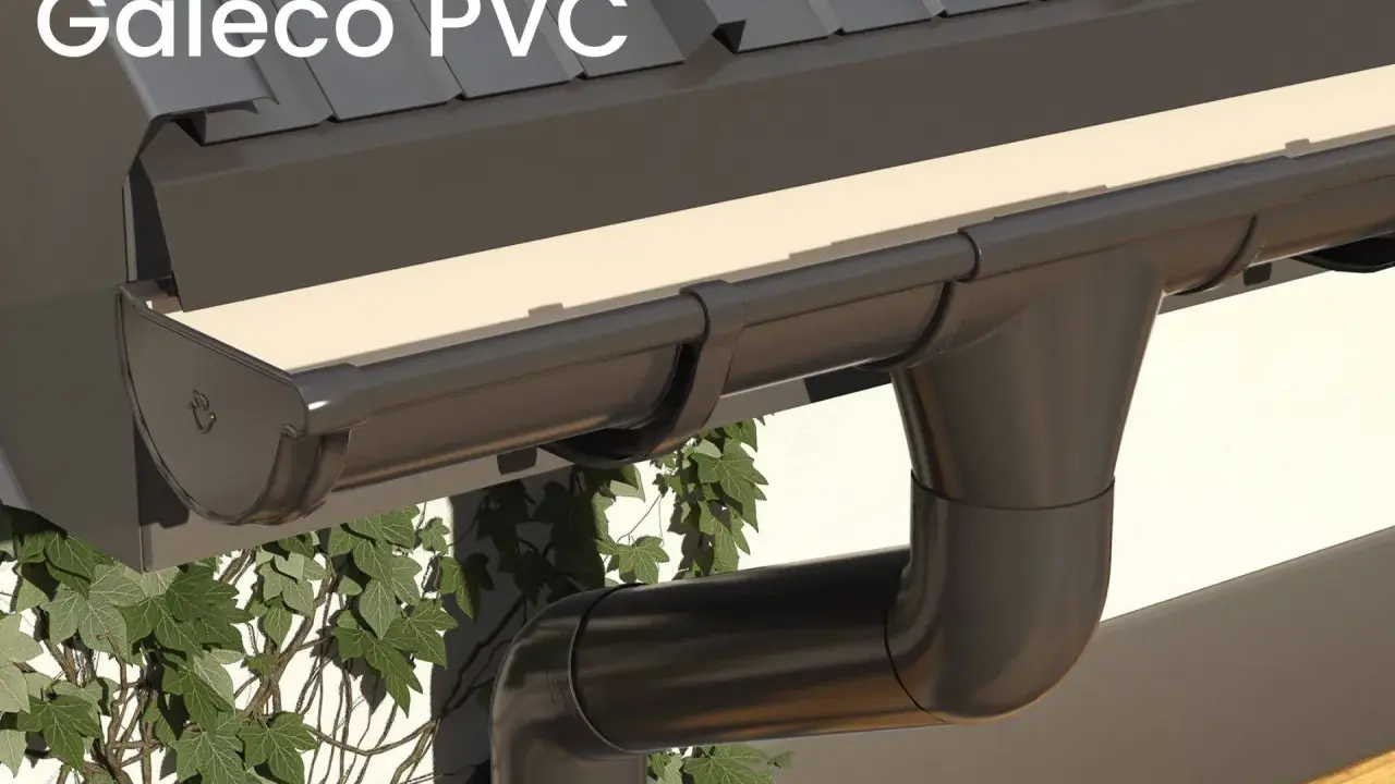System rynien Galeco PVC, ciemnobrązowe, z zielonym bluszczem. Wybór między rynnami plastikowymi czy metalowymi jest ważny.