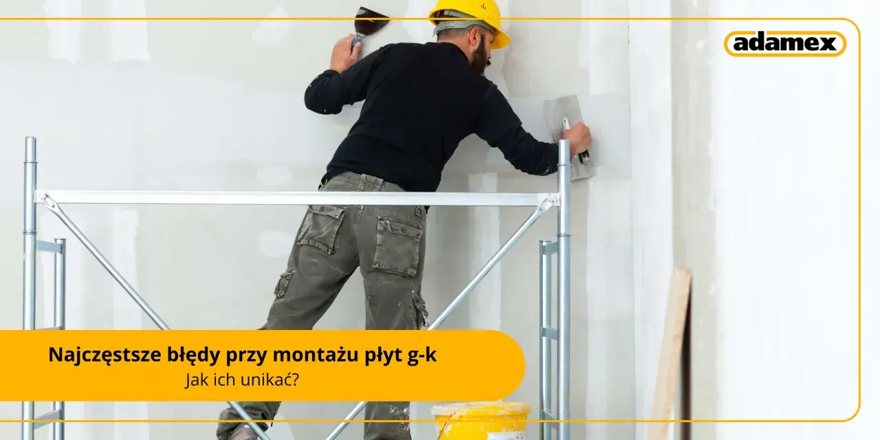 Budowlaniec na rusztowaniu pracuje przy ścianie z płyt g-k, używając kielni. Solidny stelaż pod regips to podstawa trwałej konstrukcji.