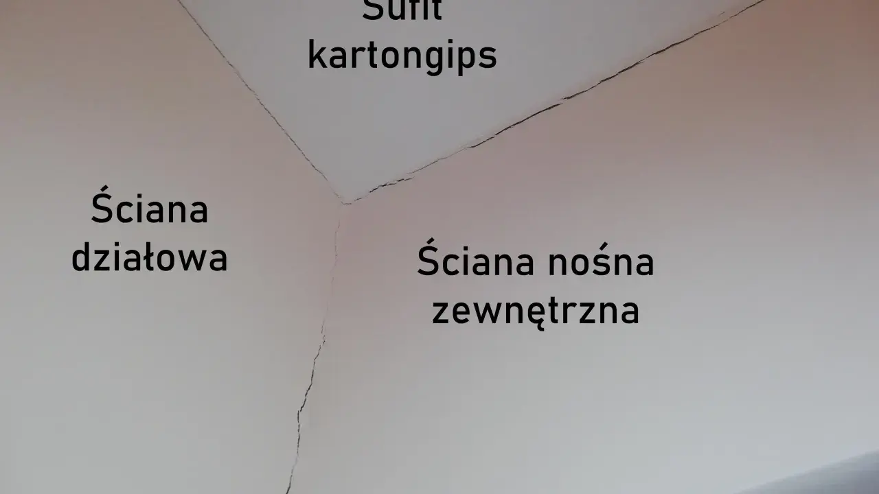 Widoczne pęknięcia na suficie karton-gips i ścianach. Warto zastosować siatkę na pęknięcia, by je naprawić.