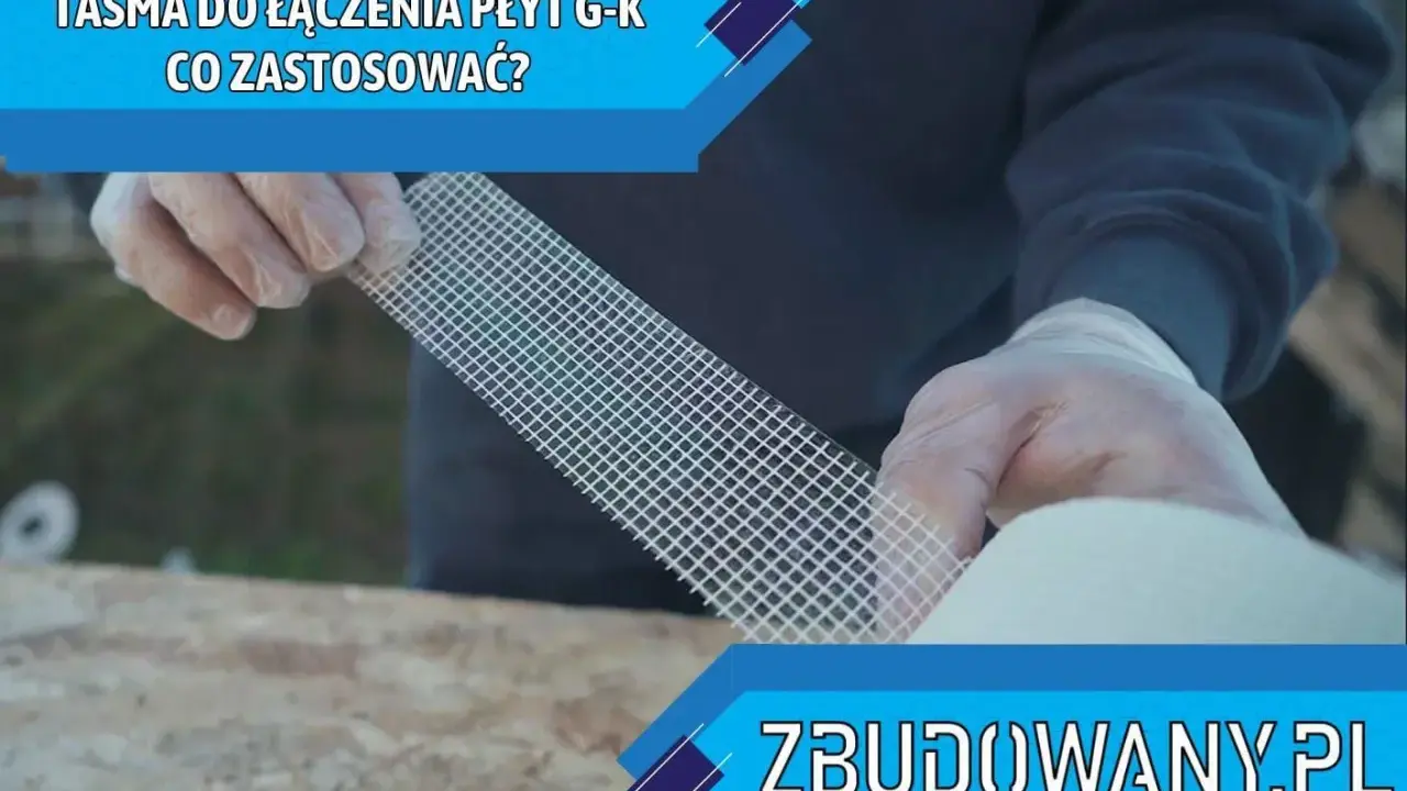 Ręce w rękawiczkach trzymają taśmę z włókna szklanego, pokazując, jak używać jej do łączenia płyt G-K.