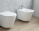 Nowoczesna łazienka z wiszącą miską WC i bidetem. Dowiedz się, bidet co to i jak go używać.