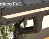 System rynien Galeco PVC, ciemnobrązowe, z zielonym bluszczem. Wybór między rynnami plastikowymi czy metalowymi jest ważny.
