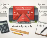 Ilustracja domu z dachem dwuspadowym, wzory matematyczne, kalkulator i przybory kreślarskie.