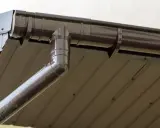Brązowa rynna 75 mm, idealnie dopasowana do dachu z blachy trapezowej, odprowadza wodę deszczową.