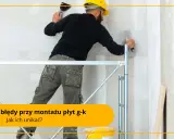 Budowlaniec na rusztowaniu pracuje przy ścianie z płyt g-k, używając kielni. Solidny stelaż pod regips to podstawa trwałej konstrukcji.
