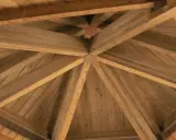 Drewniana konstrukcja dachu altany, idealna jako baza do wyboru, czym pokryć dach altany.