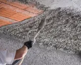 Nakładanie tynku cementowo-wapiennego agregatem. Ciekawi Cię, ile schnie tynk cementowo wapienny? To zależy od wielu czynników.