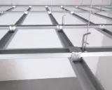 System mocowania stelaża do płyt gipsowych, tworzący siatkę podwieszanego sufitu.