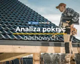 Fachowiec na dachu o nachyleniu 10 stopni analizuje pokrycie dachowe.