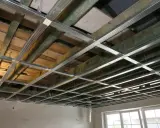 Szkielet metalowy do montażu sufitów podwieszanych, ukazujący różne rodzaje konstrukcji i materiałów izolacyjnych.