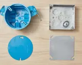 Niebieska puszka elektryczna, metalowa puszka, niebieska pokrywa i metalowa pokrywa. To elementy do osadzania puszek.
