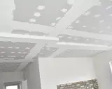 Sufit z płyt gipsowo-kartonowych w trakcie prac, widoczne łączenie płyt gk na skosach i płaszczyznach.