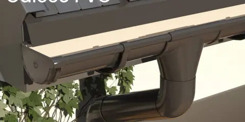 System rynien Galeco PVC, ciemnobrązowe, z zielonym bluszczem. Wybór między rynnami plastikowymi czy metalowymi jest ważny.