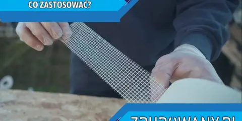 Ręce w rękawiczkach trzymają taśmę z włókna szklanego, pokazując, jak używać jej do łączenia płyt G-K.