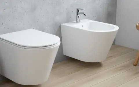 Nowoczesna łazienka z wiszącą miską WC i bidetem. Dowiedz się, bidet co to i jak go używać.