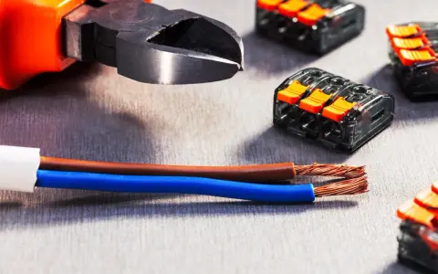 Narzędzia do podłączenia przewodów: obcinaczki, kable i szybkozłączki elektryczne. Jak podłączyć?