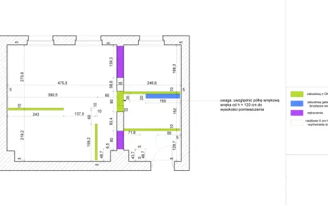 Plan architektoniczny przedstawiający połączenie sufitu podwieszanego ze ścianą, z zaznaczonymi wymiarami i elementami zabudowy.