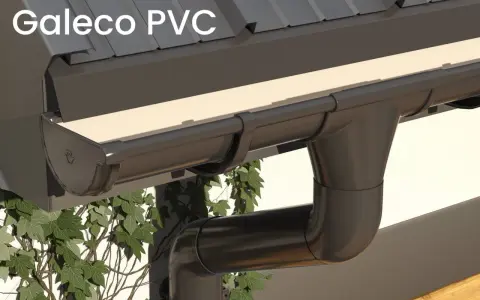 System rynien Galeco PVC, ciemnobrązowe, z zielonym bluszczem. Wybór między rynnami plastikowymi czy metalowymi jest ważny.