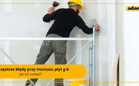Budowlaniec na rusztowaniu pracuje przy ścianie z płyt g-k, używając kielni. Solidny stelaż pod regips to podstawa trwałej konstrukcji.