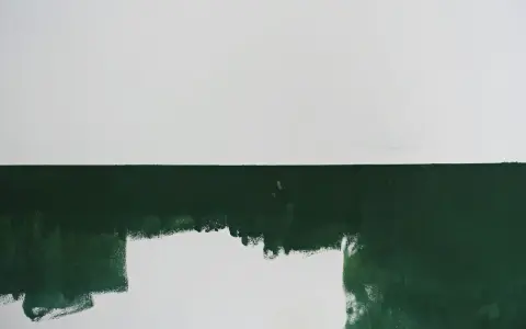 Malowanie ściany na zielono. Zastanawiasz się, co położyć na lamperię? Ta zieleń to świetny wybór!