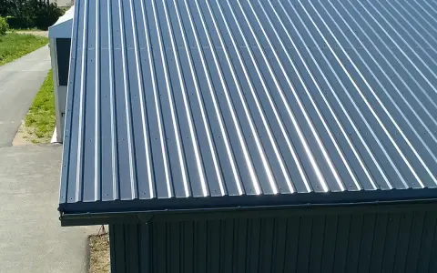 Dach z blachy trapezowej T35, widoczny rozstaw łat pod blachę, gotowy do montażu.