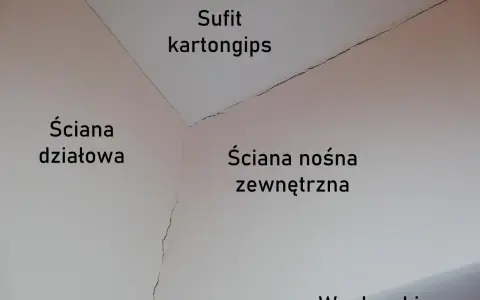 Widoczne pęknięcia na suficie karton-gips i ścianach. Warto zastosować siatkę na pęknięcia, by je naprawić.