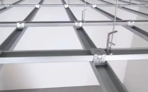 System mocowania stelaża do płyt gipsowych, tworzący siatkę podwieszanego sufitu.
