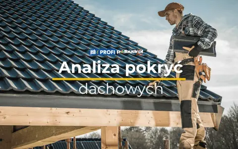 Fachowiec na dachu o nachyleniu 10 stopni analizuje pokrycie dachowe.