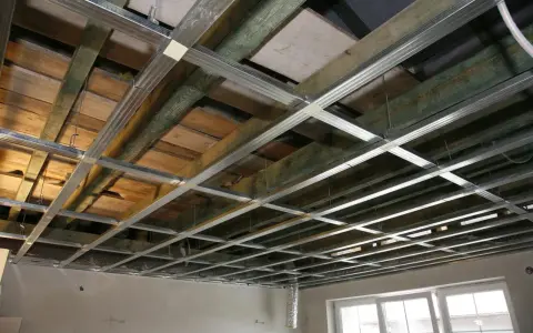 Szkielet metalowy do montażu sufitów podwieszanych, ukazujący różne rodzaje konstrukcji i materiałów izolacyjnych.