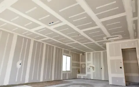Sufit z płyt karton gips bez stelaża, przygotowany do wykończenia. Widać pionowe połączenia na ścianach.