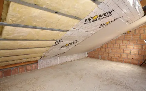 Prace wykończeniowe poddasza: izolacja z wełny mineralnej, folia paroizolacyjna i przygotowanie do prostowania ścian płytami gk.