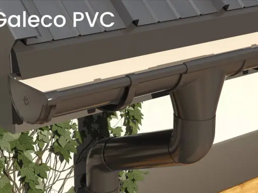 System rynien Galeco PVC, ciemnobrązowe, z zielonym bluszczem. Wybór między rynnami plastikowymi czy metalowymi jest ważny.