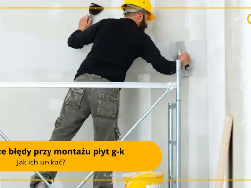 Budowlaniec na rusztowaniu pracuje przy ścianie z płyt g-k, używając kielni. Solidny stelaż pod regips to podstawa trwałej konstrukcji.