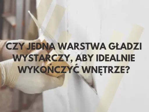 Ręce w rękawiczkach nakładają gładź na ścianę. Czy jedna warstwa wystarczy, by wykończyć wnętrze?