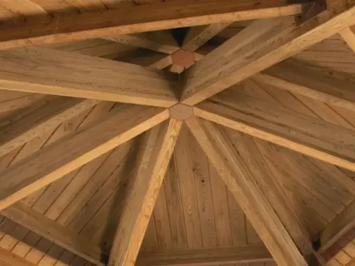 Drewniana konstrukcja dachu altany, idealna jako baza do wyboru, czym pokryć dach altany.