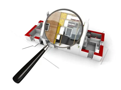 Model domu pod lupą, ukazujący przekrój dachu i izolację. Analiza, ile ciepła ucieka przez dach.