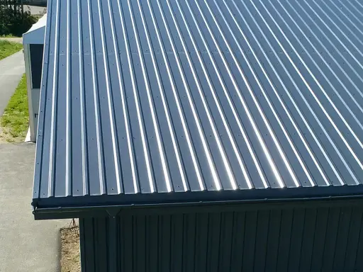 Dach z blachy trapezowej T35, widoczny rozstaw łat pod blachę, gotowy do montażu.