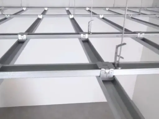 System mocowania stelaża do płyt gipsowych, tworzący siatkę podwieszanego sufitu.