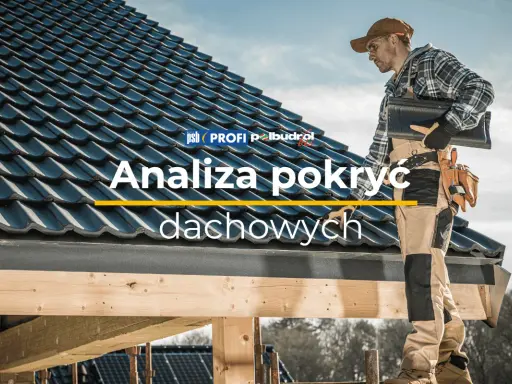 Fachowiec na dachu o nachyleniu 10 stopni analizuje pokrycie dachowe.