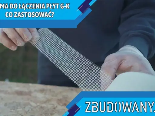 Ręce w rękawiczkach trzymają taśmę z włókna szklanego, pokazując, jak używać jej do łączenia płyt G-K.