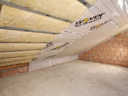 Prace wykończeniowe poddasza: izolacja z wełny mineralnej, folia paroizolacyjna i przygotowanie do prostowania ścian płytami gk.