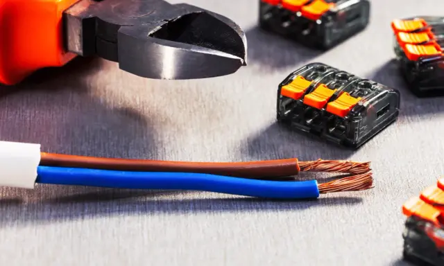 Narzędzia do podłączenia przewodów: obcinaczki, kable i szybkozłączki elektryczne. Jak podłączyć?