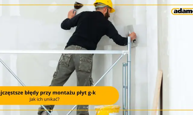 Budowlaniec na rusztowaniu pracuje przy ścianie z płyt g-k, używając kielni. Solidny stelaż pod regips to podstawa trwałej konstrukcji.