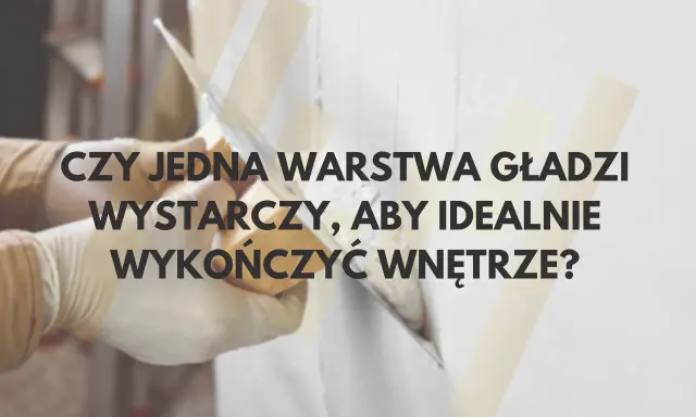 Ręce w rękawiczkach nakładają gładź na ścianę. Czy jedna warstwa wystarczy, by wykończyć wnętrze?