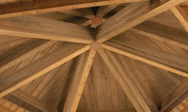 Drewniana konstrukcja dachu altany, idealna jako baza do wyboru, czym pokryć dach altany.