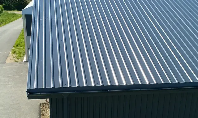 Dach z blachy trapezowej T35, widoczny rozstaw łat pod blachę, gotowy do montażu.
