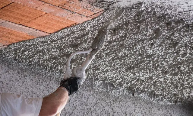 Nakładanie tynku cementowo-wapiennego agregatem. Ciekawi Cię, ile schnie tynk cementowo wapienny? To zależy od wielu czynników.