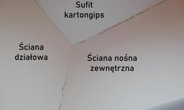 Widoczne pęknięcia na suficie karton-gips i ścianach. Warto zastosować siatkę na pęknięcia, by je naprawić.