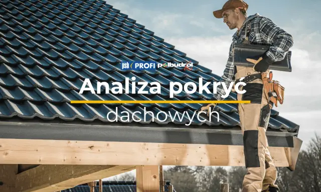 Fachowiec na dachu o nachyleniu 10 stopni analizuje pokrycie dachowe.